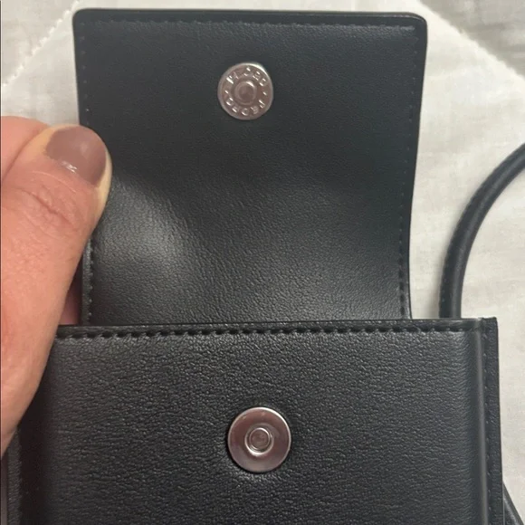 NWT PEDRO Black Phone Pouch - trip hands free case
Approx. 4” x 7” x 0.75” - Picture 7 of 9